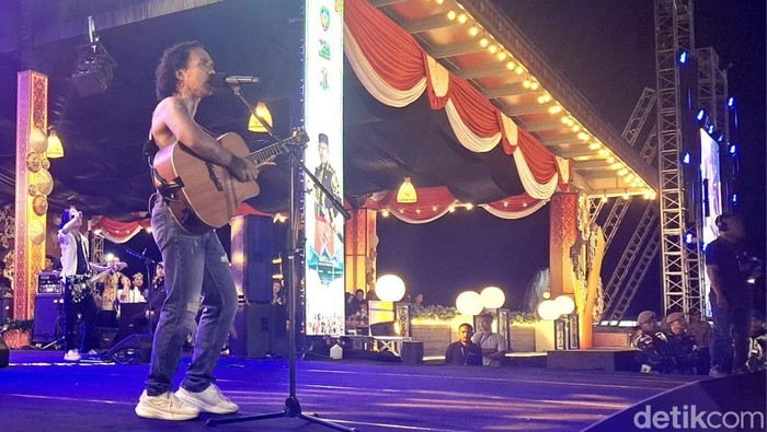 Irau Malinau 2025 Band rock legendaris Indonesia, Slank, sukses menggebrak panggung budaya Padan Liu Burung di malam pembukaan Festival Budaya Irau Malinau ke-11, Selasa (7/10/2025).