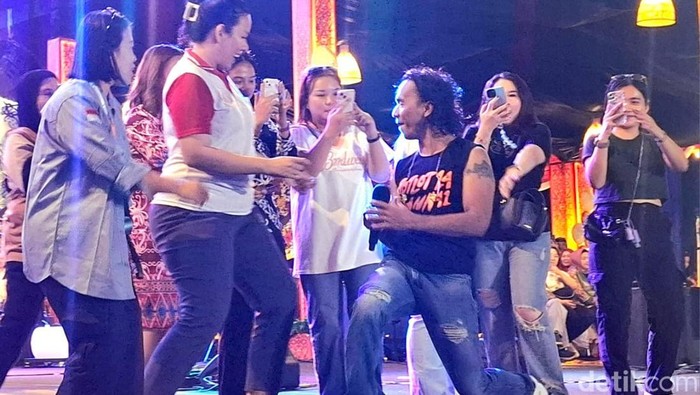 Band rock legendaris Indonesia, Slank, sukses menggebrak panggung budaya Padan Liu Burung di malam pembukaan Festival Budaya Irau Malinau ke-11, Selasa (7/10/2025).