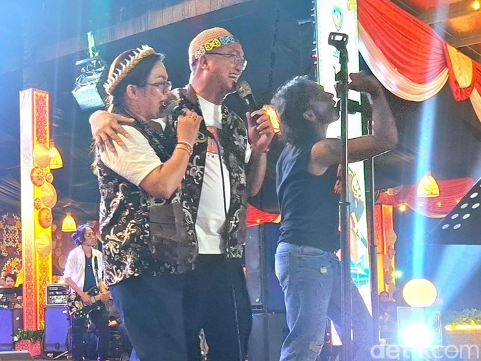 Band rock legendaris Indonesia, Slank, sukses menggebrak panggung budaya Padan Liu Burung di malam pembukaan Festival Budaya Irau Malinau ke-11, Selasa (7/10/2025).