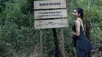 Iris Wullur menunjukkan sudah di Watu Rejeng. Ia tampak happy mendaki. (Foto: dok Instagram iriswullur_)