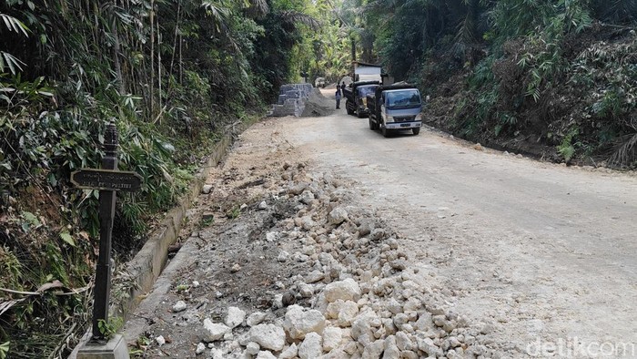 Salah satu program pembukaan jalan di Desa Bongkasa Pertiwi, Abiansemal. (Agus Eka)