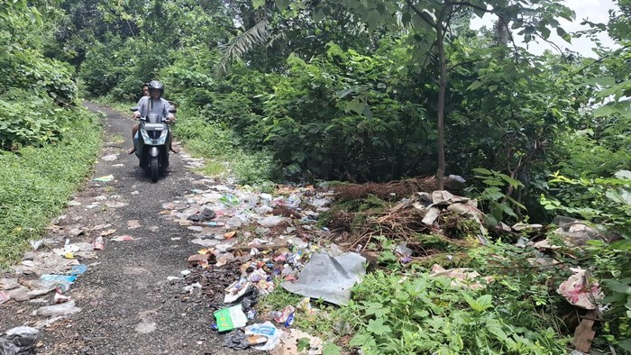 Jalur air terjun wisata alam Bukit Sulap Lubuklinggau penuh dengan sampah