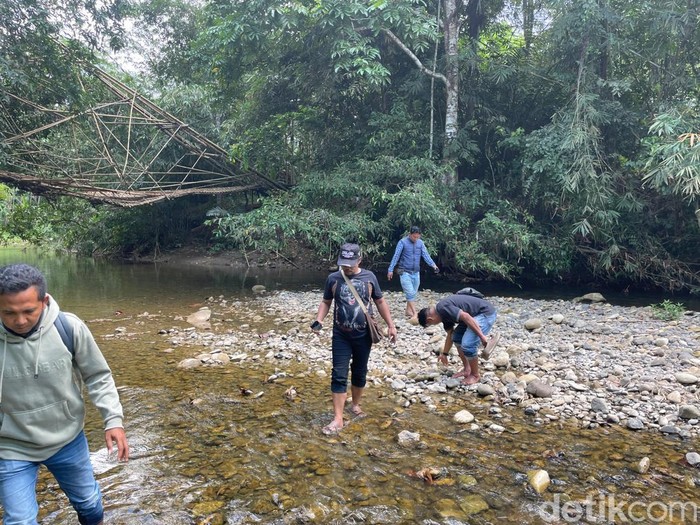 Jembatan Rusak, warga terpaksa melintasi sungai untuk beraktivitas.