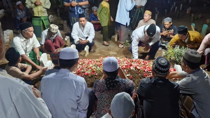 Jenazah korban KMP Tunu Pratama Jaya dimakamkan di Pasuruan.