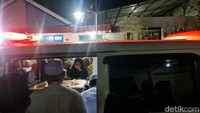 Keluarga dan kerabat pelayat yang menunggu sejak sore menyambut kedatangan jenazah.