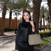 Melalui akun Instagram pribadinya, Jennifer Coppen sudah membagikan fotonya saat berada di Jeddah. Penampilannya terlihat manglingi dan lebih santun dengan kerudung yang menutup sebagian kepalanya. Foto: Instagram/@jennifercoppenreal20