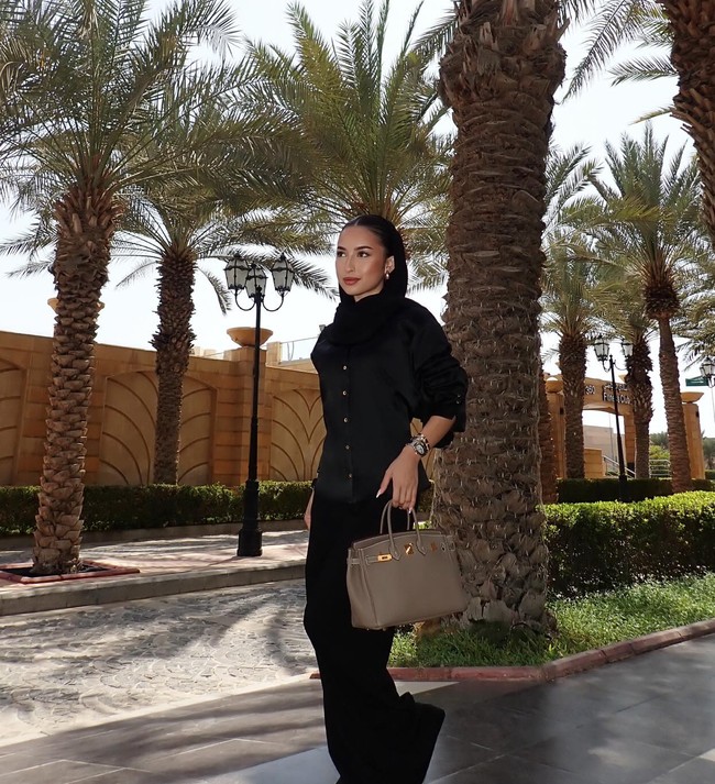 Jennifer tampil serba hitam kenakan blouse lengan panjang dan celana panjang. Ia melengkapi penampilannya dengan kerudung senada yang menutup sebagian kepalanya. Foto: Instagram/@jennifercoppenreal20