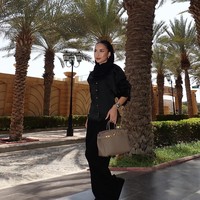 Jennifer tampil serba hitam kenakan blouse lengan panjang dan celana panjang. Ia melengkapi penampilannya dengan kerudung senada yang menutup sebagian kepalanya. Foto: Instagram/@jennifercoppenreal20