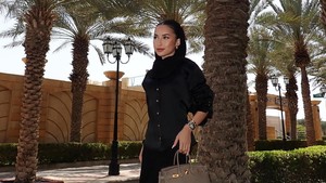 Hermes B25 seharga setengah miliar sukses jadi highlight di outfit Jennifer Coppen. Foto: Instagram/@jennifercoppenreal20
