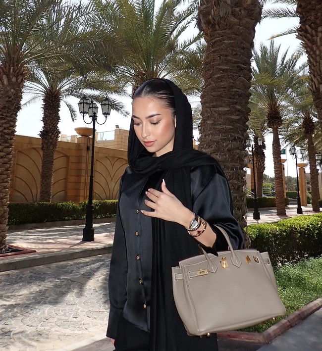 Tampil simpel namun tetap elegan, Jennifer juga terlihat mengenakan beberapa aksesori seperti jam dan gelang. Rambutnya tertata rapi dengan gaya sleek bun. Sementara wajahnya tampak glowing dengan pulasan makeup natural glam yang soft. Foto: Instagram/@jennifercoppenreal20