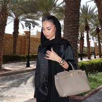 Tampil simpel namun tetap elegan, Jennifer juga terlihat mengenakan beberapa aksesori seperti jam dan gelang. Rambutnya tertata rapi dengan gaya sleek bun. Sementara wajahnya tampak glowing dengan pulasan makeup natural glam yang soft. Foto: Instagram/@jennifercoppenreal20