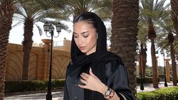 Potret Jennifer Coppen Berkerudung, Dukung Justin Hubner di Arab Saudi