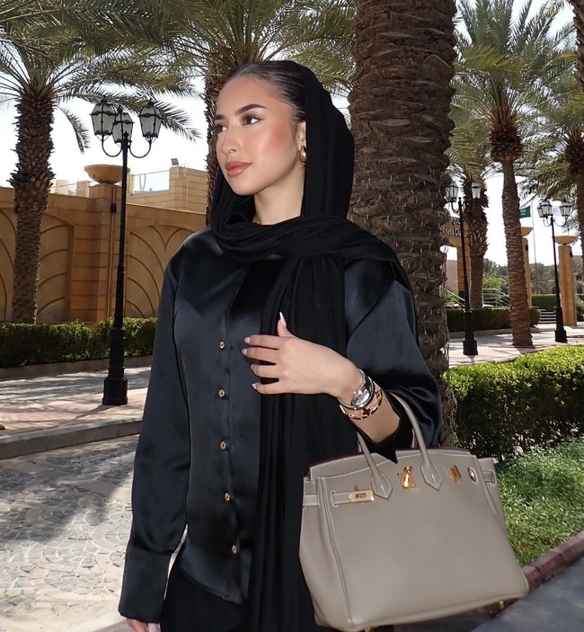 Tas yang dikenakan wanita 24 tahun itu juga tak kalah mencuri atensi. Diketahui Jennifer menenteng tas dari merek mewah Hermes. Tas seri B25 etoupe togo leather with gold hardware itu dibanderol dengan harga mencapai Rp 500 juta atau setengah miliar. Foto: Instagram/@jennifercoppenreal20