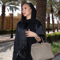 Tas yang dikenakan wanita 24 tahun itu juga tak kalah mencuri atensi. Diketahui Jennifer menenteng tas dari merek mewah Hermes. Tas seri B25 etoupe togo leather with gold hardware itu dibanderol dengan harga mencapai Rp 500 juta atau setengah miliar. Foto: Instagram/@jennifercoppenreal20