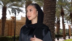 Potret Jennifer Coppen Berkerudung, Dukung Justin Hubner di Arab Saudi