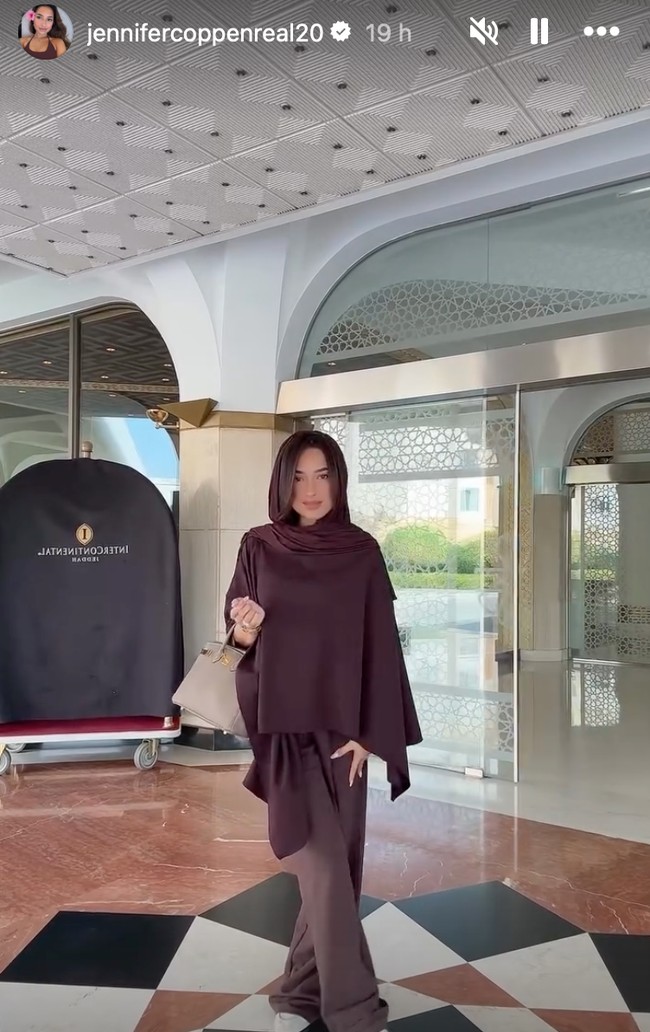 Di kesempatan lain, Jennifer kembali memamerkan gaya tertutupnya saat di Arab Saudi. Kali ini ia memilih tampil serba coklat. Foto: Instagram/@jennifercoppenreal20