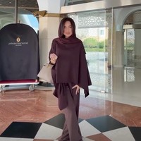 Di kesempatan lain, Jennifer kembali memamerkan gaya tertutupnya saat di Arab Saudi. Kali ini ia memilih tampil serba coklat. Foto: Instagram/@jennifercoppenreal20
