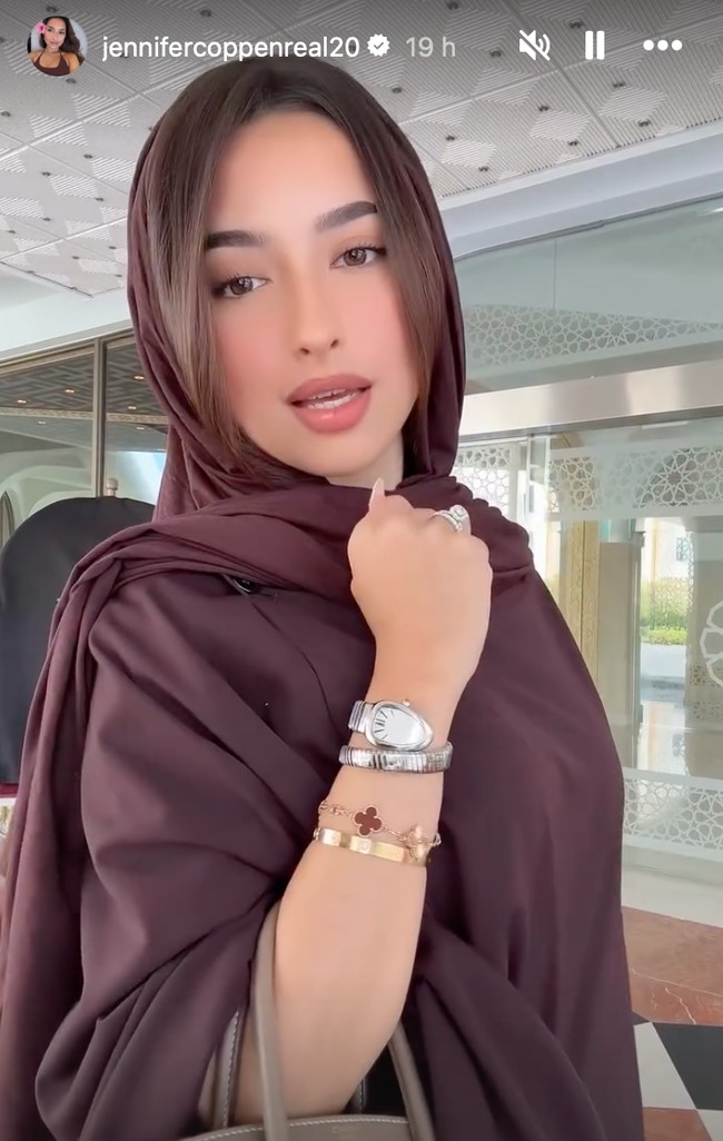 Tampil berkerudung, Jennifer terlihat semakin cantik. Ia memilih membiarkan poni depan rambutnya terjatuh natural, membuat penampilannya makin menawan. Foto: Instagram/@jennifercoppenreal20