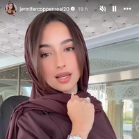 Tampil berkerudung, Jennifer terlihat semakin cantik. Ia memilih membiarkan poni depan rambutnya terjatuh natural, membuat penampilannya makin menawan. Foto: Instagram/@jennifercoppenreal20