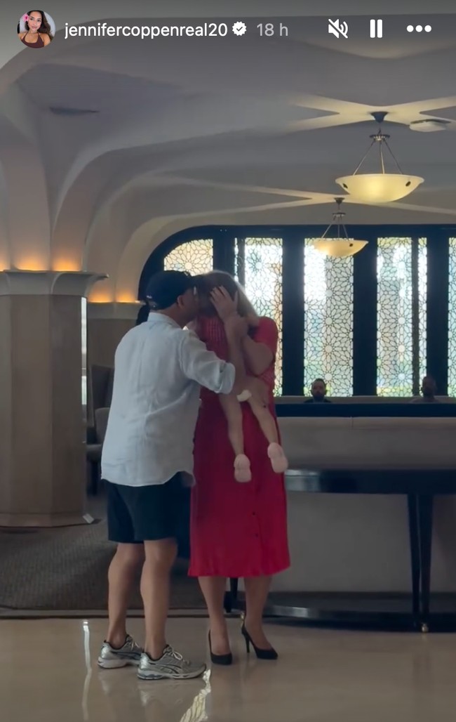 Tak hanya Jennifer, kedua orangtua Justin juga ikkut bertolak ke Arab Saudi. Melalui Instagram Story miliknya, Jennifer membagikan momen kedekatan kedua orangtua Justin dengan anak Jennifer, Kamari. Foto: Instagram/@jennifercoppenreal20