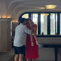 Tak hanya Jennifer, kedua orangtua Justin juga ikkut bertolak ke Arab Saudi. Melalui Instagram Story miliknya, Jennifer membagikan momen kedekatan kedua orangtua Justin dengan anak Jennifer, Kamari. Foto: Instagram/@jennifercoppenreal20