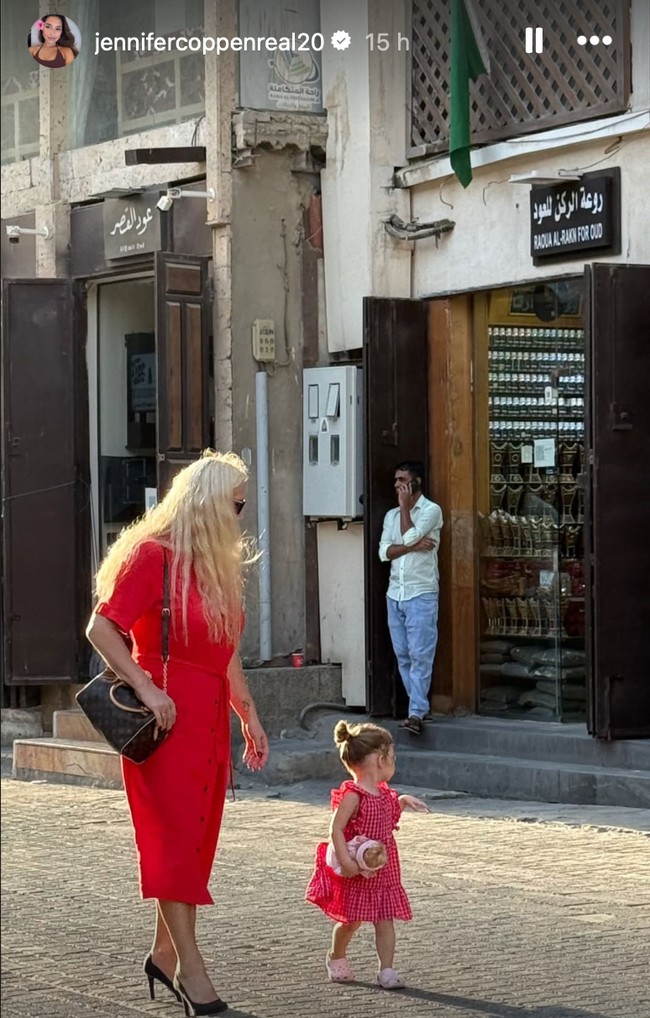 Bak nenek sendiri, Kamari dan ibunda Justin, Brigitte, terlihat begitu akrab dan kompak. Di salah satu momen terlihat keduanya yang asik jalan-jalan bersama dengan mengenakan pakaian senada. Foto: Instagram/@jennifercoppenreal20