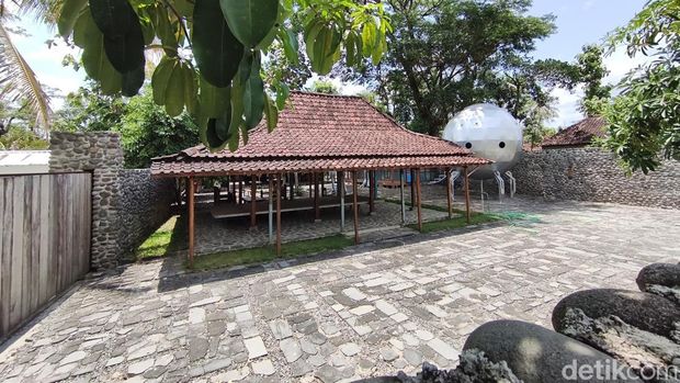 Penampakan Kampung Alien Kulon Progo jika dilihat dari luar, Rabu (8/10/2025).