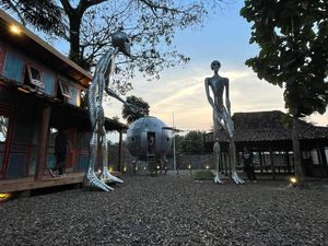 Ada Kampung Alien di Kulon Progo, Dijaga Patung Alien 3 Meter!