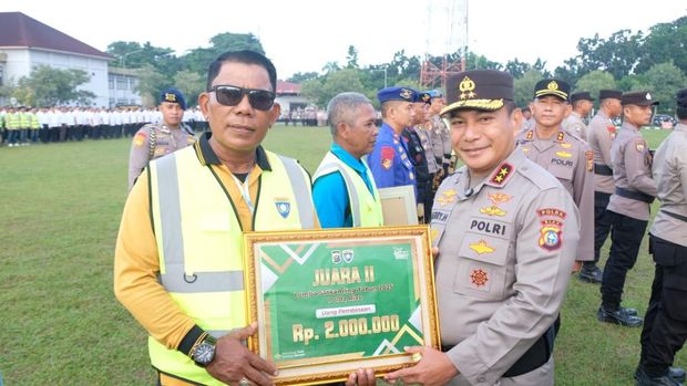 Kapolda Riau Irjen Pol Herry Heryawan memberikan penghargaan kepada 3 Satkamling terbaik se-Provinsi Riau. Penyerahan penghargaan dilaksanakan di Mapolda Riau, Pekanbaru, Rabu (8/10/2025) pagi.