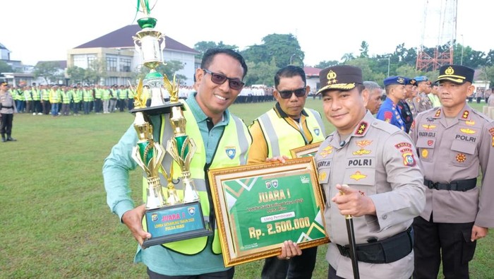 Kapolda Riau Irjen Pol Herry Heryawan memberikan penghargaan kepada 3 Satkamling terbaik se-Provinsi Riau. Penyerahan penghargaan dilaksanakan di Mapolda Riau, Pekanbaru, Rabu (8/10/2025) pagi.
