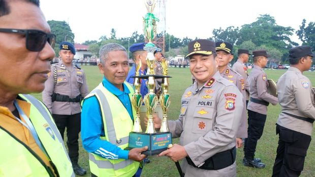 Kapolda Riau Irjen Pol Herry Heryawan memberikan penghargaan kepada 3 Satkamling terbaik se-Provinsi Riau. Penyerahan penghargaan dilaksanakan di Mapolda Riau, Pekanbaru, Rabu (8/10/2025) pagi.