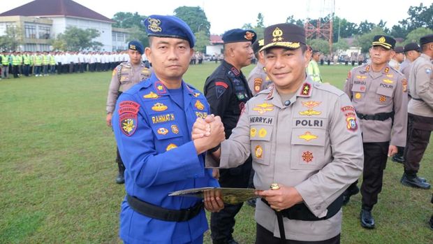 Kapolda Riau Irjen Pol Herry Heryawan memberikan sertifikat public speaking Green Policing, Rabu (8/10/2025).