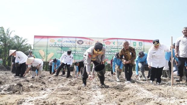 Kapolda Riau Irjen Pol Herry Heryawan memimpin penanaman jagung di Mandau, Bengkalis, Rabu (8/10/2025).