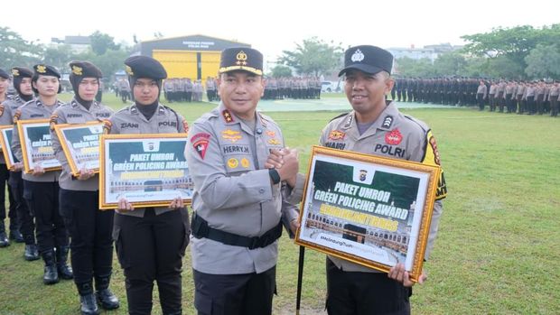 Kapolda Riau Irjen Pol Herry Heryawan mengumumkan 10 Bhabinkamtimbas pemenang Green Policing Awards 2025 dalam apel pagi di Polda Riau, Rabu (8/10/2025).