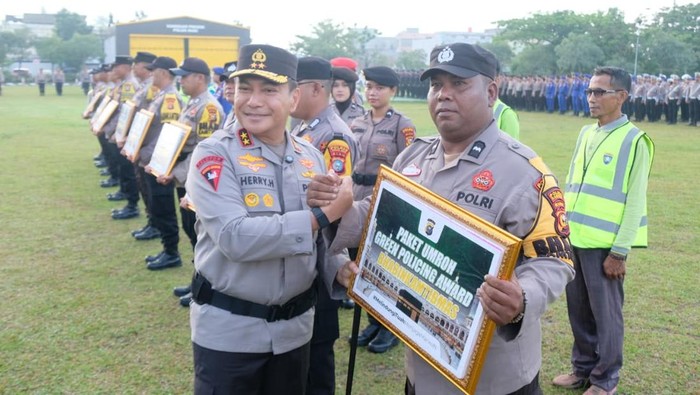 Kapolda Riau Irjen Pol Herry Heryawan mengumumkan 10 Bhabinkamtimbas pemenang Green Policing Awards 2025 dalam apel pagi di Polda Riau, Rabu (8/10/2025).