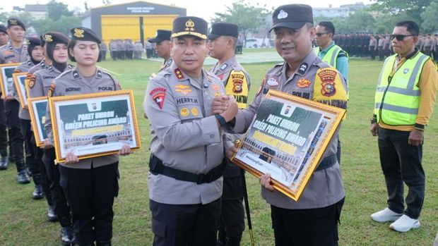 Kapolda Riau Irjen Pol Herry Heryawan mengumumkan 10 Bhabinkamtimbas pemenang Green Policing Awards 2025 dalam apel pagi di Polda Riau, Rabu (8/10/2025).