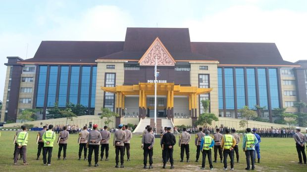 Kapolda Riau Irjen Pol Herry Heryawan mengumumkan 10 Bhabinkamtimbas pemenang Green Policing Awards 2025 dalam apel pagi di Polda Riau, Rabu (8/10/2025).