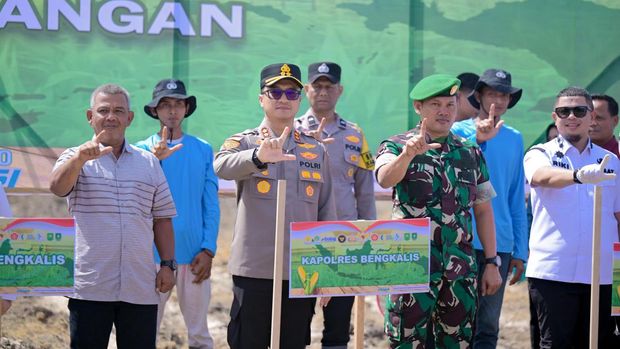 Kapolres Bengkalis AKBP Budi Setiawan ikut mendampingi Kapolda Riau Irjen Pol Herry Heryawan dalam penanaman jagung serentak. Kapolres Bengkalis AKBP Budi Setiawan ikut mendampingi Kapolda Riau Irjen Pol Herry Heryawan dalam penanaman jagung serentak, Rabu (8/10/2025).