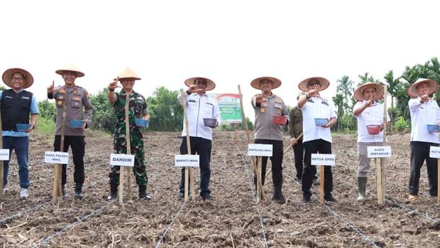 Kapolres Inhil AKBP Farouk Oktora memimpin penanaman jagung di Dusun Harapan RT 017 RW 004 Desa Teluk Jira, Kecamatan Tempuling, Kabupaten Indragiri Hilir.