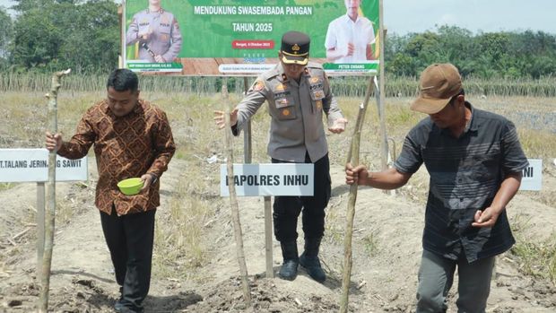 Kapolres Inhu AKBP Fahrian Saleh Siregar memimpin penanaman jagung serentak kuartal IV tahun 2025 di Rengat Barat.
