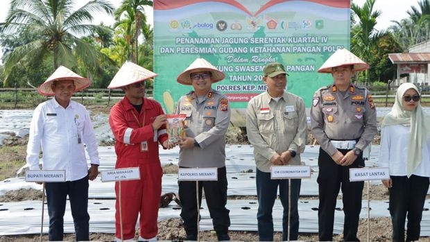 Kapolres Kepulauan Meranti, AKBP Aldi Alfa Faroqi memimpin penanaman jagung serentak.