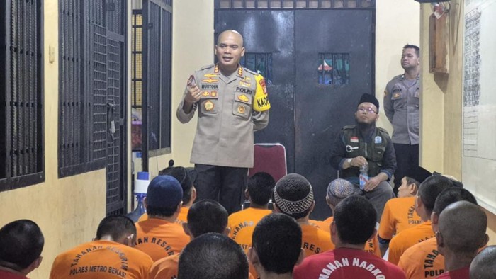 Kapolres Metro Bekasi Kombes Mustofa mengecek kondisi para tahanan di ruang tahanan (Rutan). (Dok istimewa).