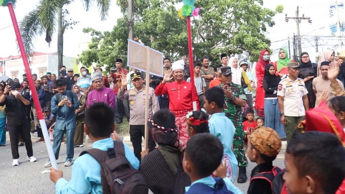 Kapolres Pelalawan AKBP John Louis Letedara ikut melepas pawai HUT ke-26 Kabupaten Pelalawan.
