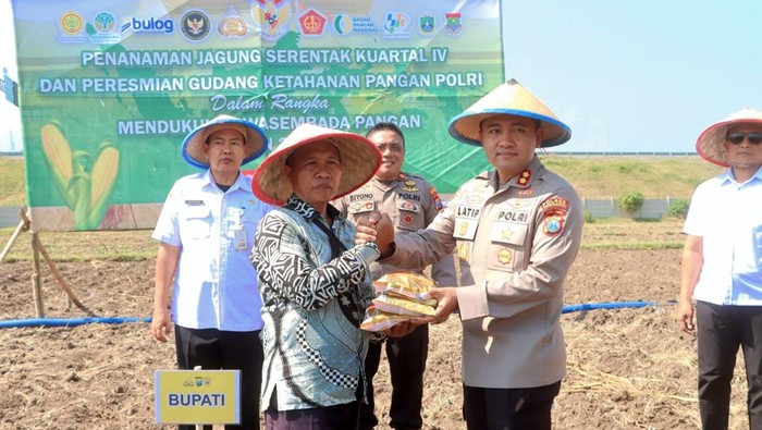 Kapolres Probolinggo AKBP M Wahyudin Latif menyerahkan 20 kg bibit jagung Bhayangkara kepada kelompok tani