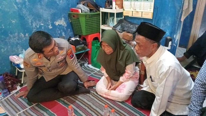 Kapolresta Sidoarjo Kombes Pol Christian Tobing menjenguk salah satu santri korban selamat dalam insiden ambruknya bangunan Pondok Pesantren Al-Khoziny