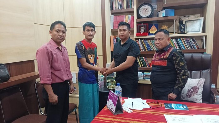 Kapolsek Kediri, Iptu Pulung Anggara Satria Putra (dua dari kanan) dan Brigadir M Nurul Solihin (dua dari kiri) menunjukkan surat perdamaian, Selasa (8/10/2025). (Foto: Dok. Iptu Pulung Anggara Satria Putra)