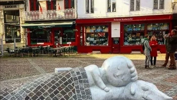 Story Of Friendship oleh Batist Vermeulen di Antwerp, Belgia. Foto: Tosscraft via Bored Panda