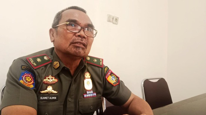 Kasatpol PP Lombok Timur, Selamet Alimin, ketika diwawancara mengenai para pengamen yang meresahkan pengunjung di Taman Rinjani Selong, Rabu (8/10/2025). (Sanusi Ardi W/detikBali)