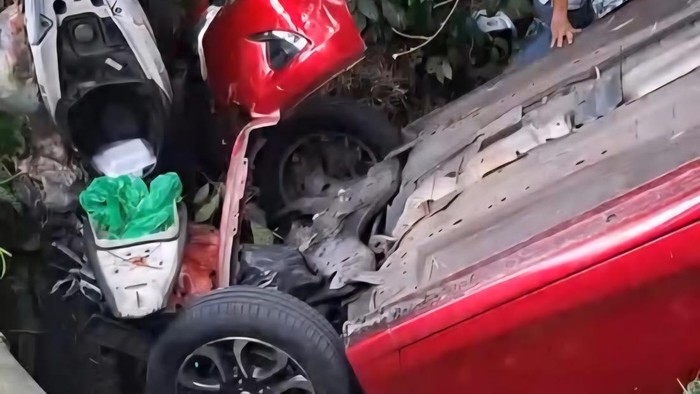 Kecelakaan melibatkan mobil dan motor di tikungan Hambalang, Citereup, Kabupaten Bogor. (Dok istimewa).