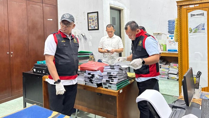 Kejari Binjai saat menggeledah kantor Dinas PUTR Binjai. (Foto: dok. Kejari Binjai)